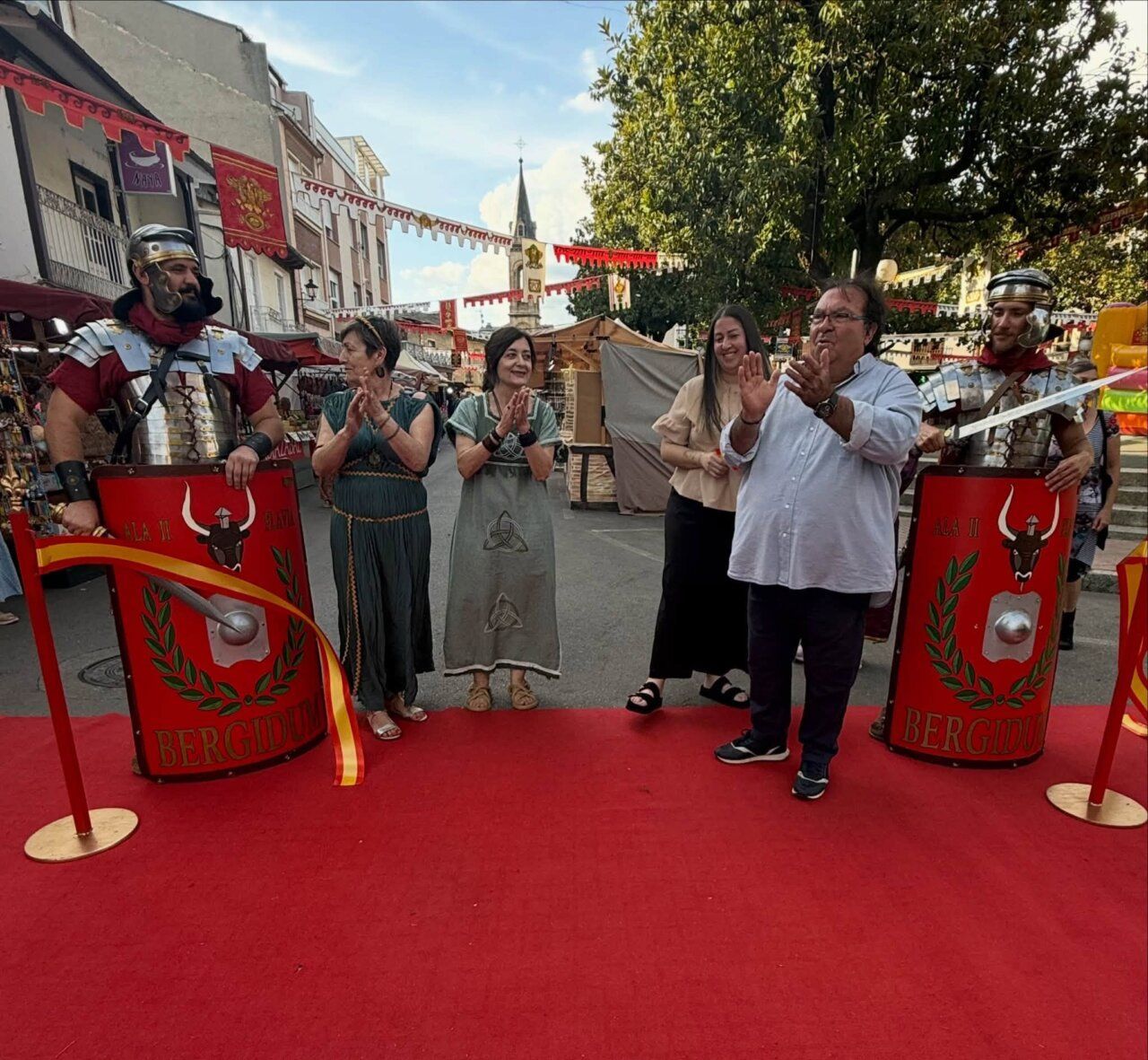 Inauguración del Mercado Romano en Cacabelos con asistentes y romanos