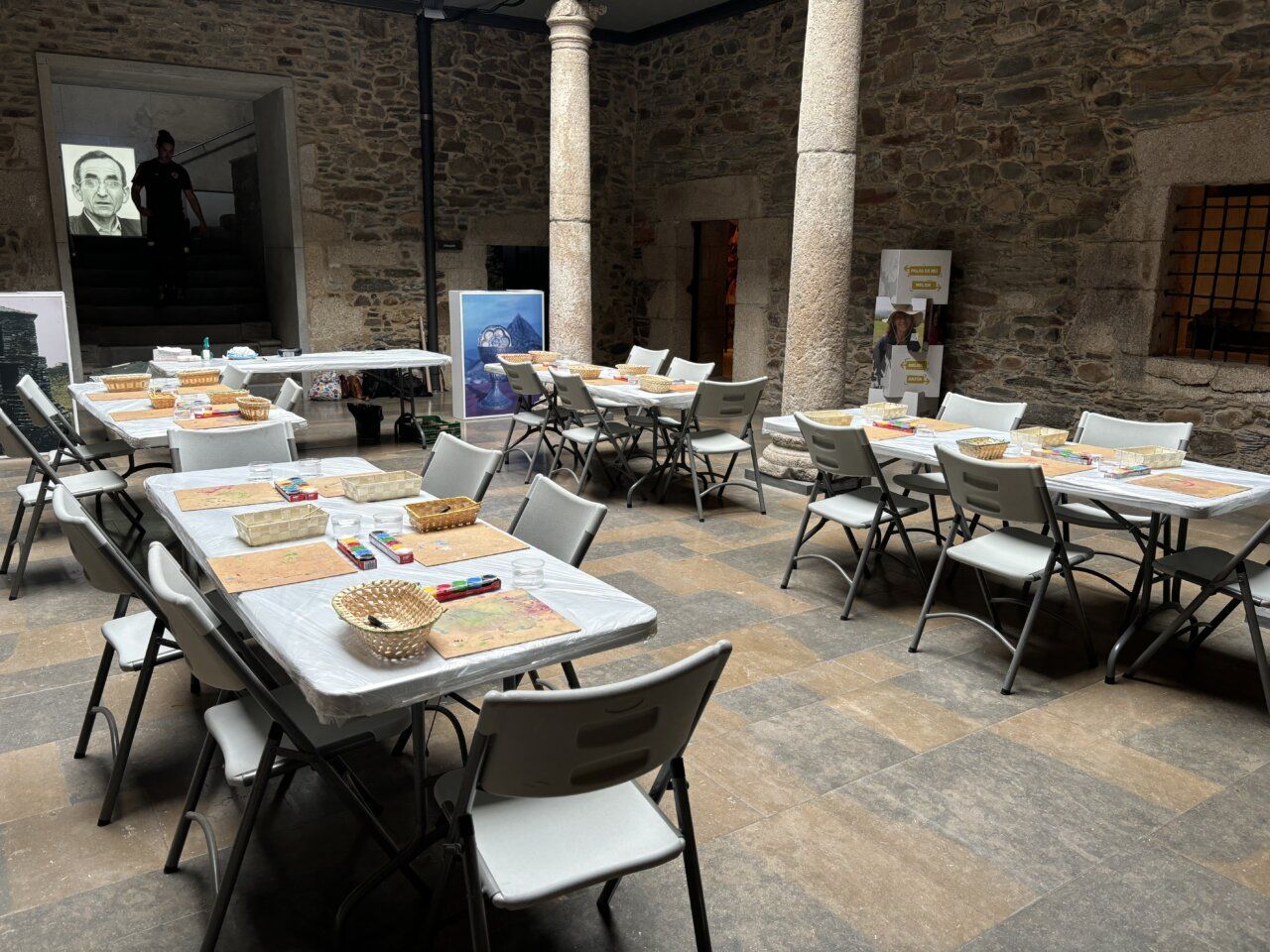 Mesas preparadas para actividades en el Museo del Bierzo