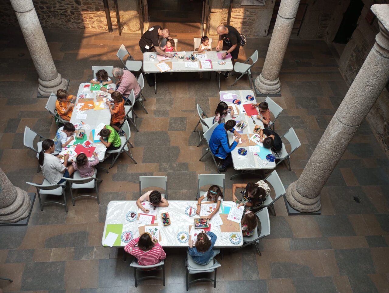 Niños participando en un taller creativo en el Museo del Bierzo
