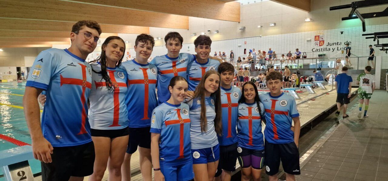 Grupo de nadadores junior del Club Natación Bierzo en campeonato