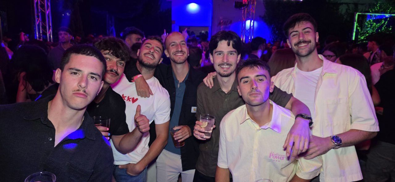 Grupo de amigos disfrutando en La Mala Vida Terrace Club