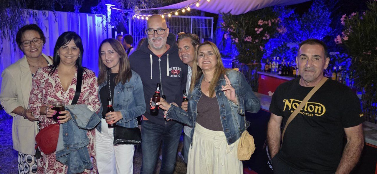 Grupo de amigos disfrutando en La Mala Vida Terrace Club