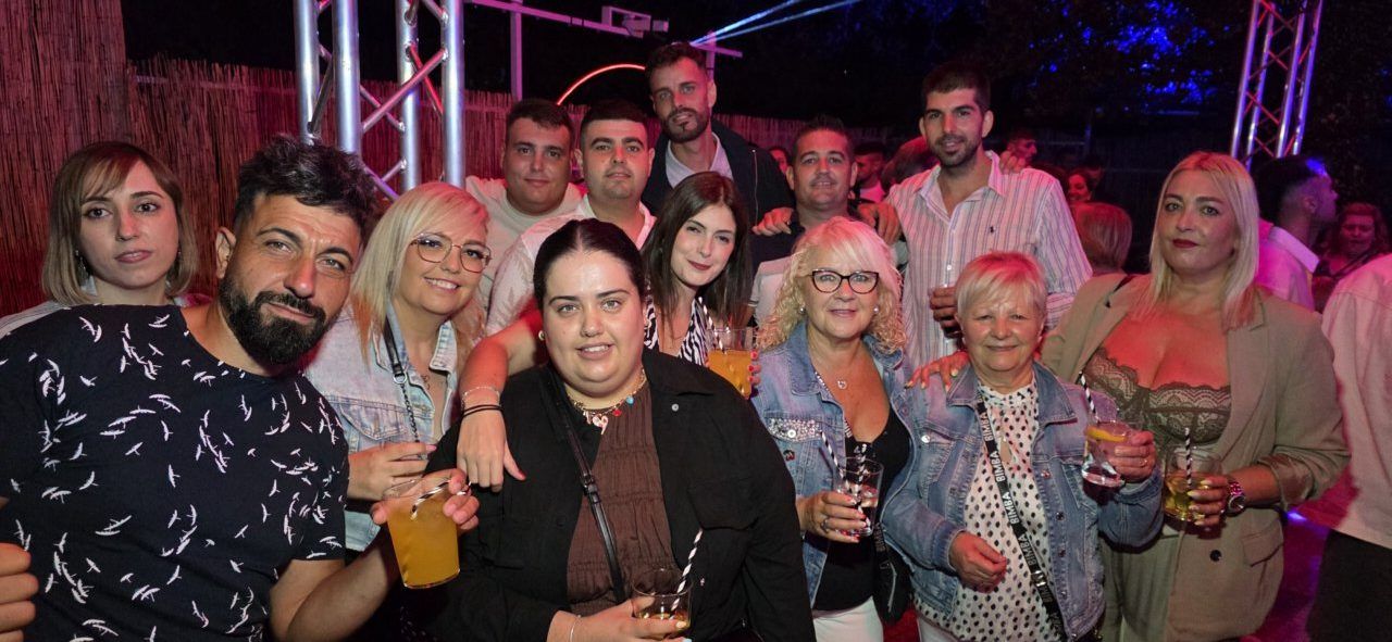 Grupo de amigos disfrutando en La Mala Vida Terrace Club