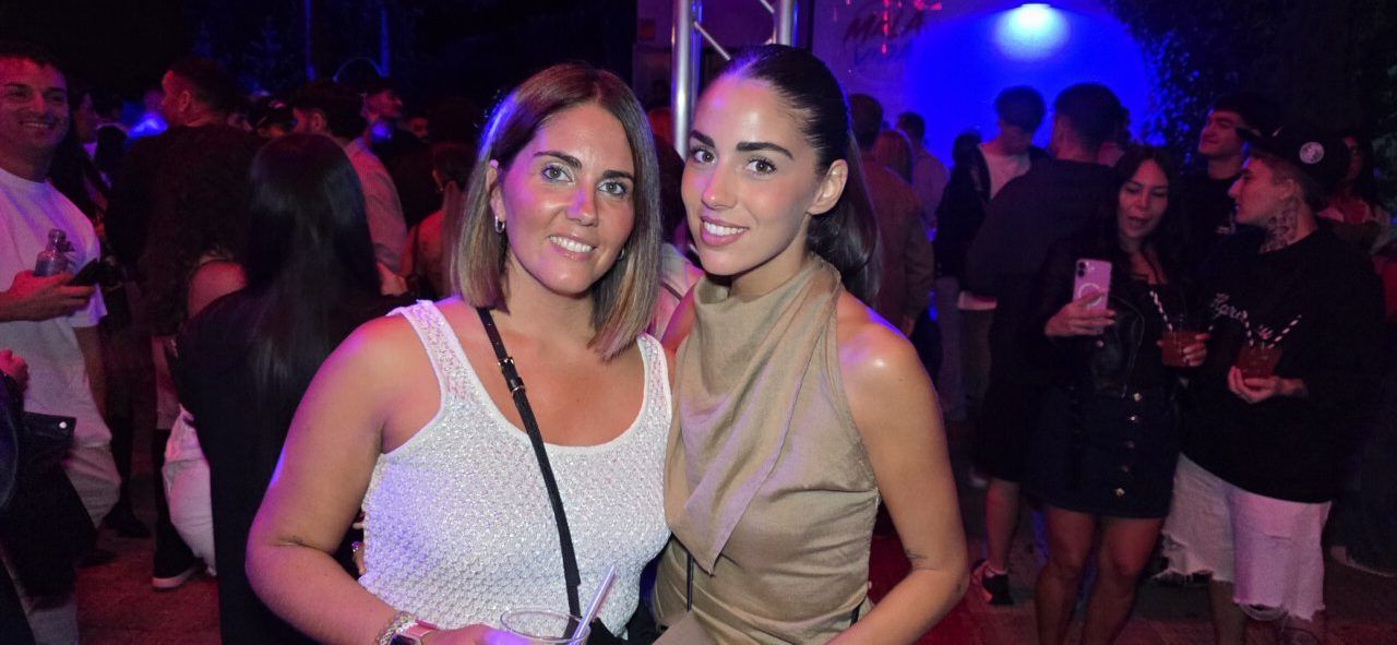 Dos mujeres sonriendo en La Mala Vida Terrace Club durante una noche de fiesta