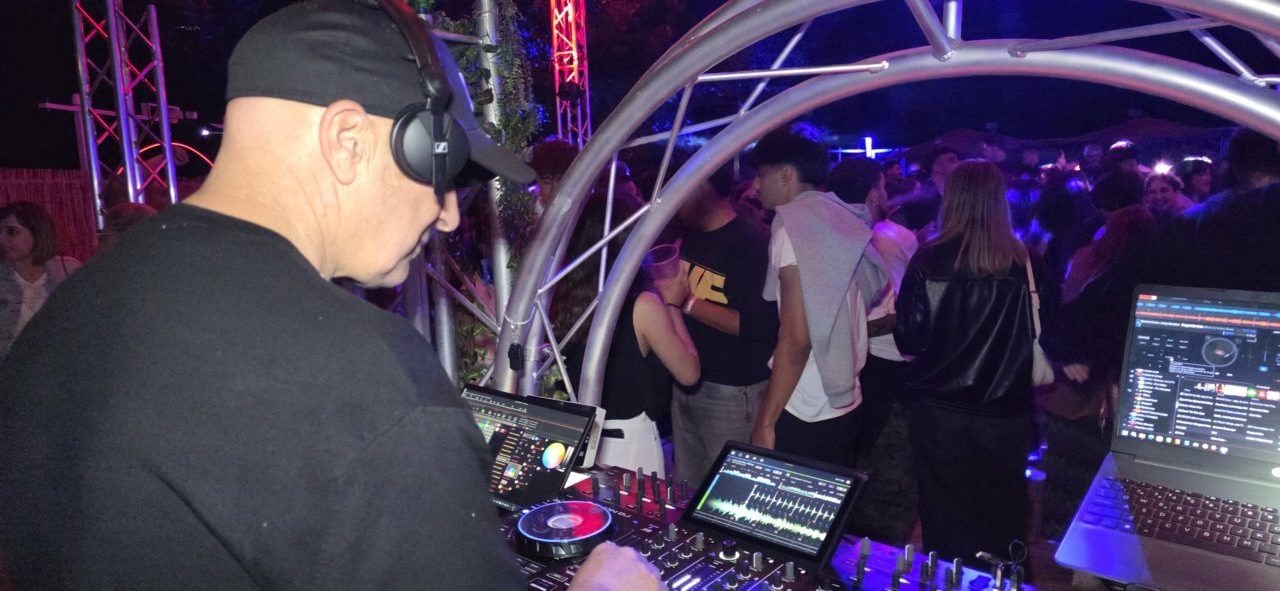DJ actuando en La Mala Vida Terrace Club durante una noche de fiesta