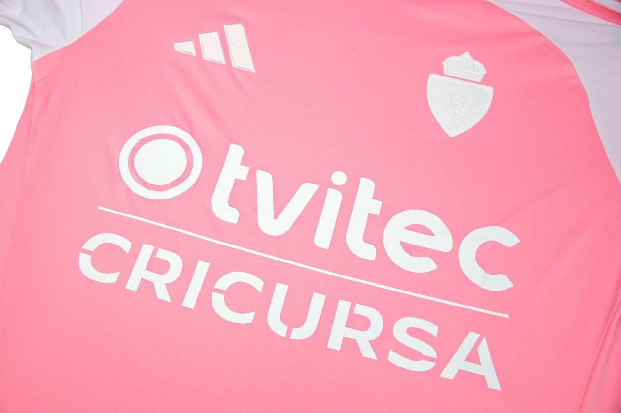 Camiseta rosa de la SD Ponferradina con logo y patrocinador