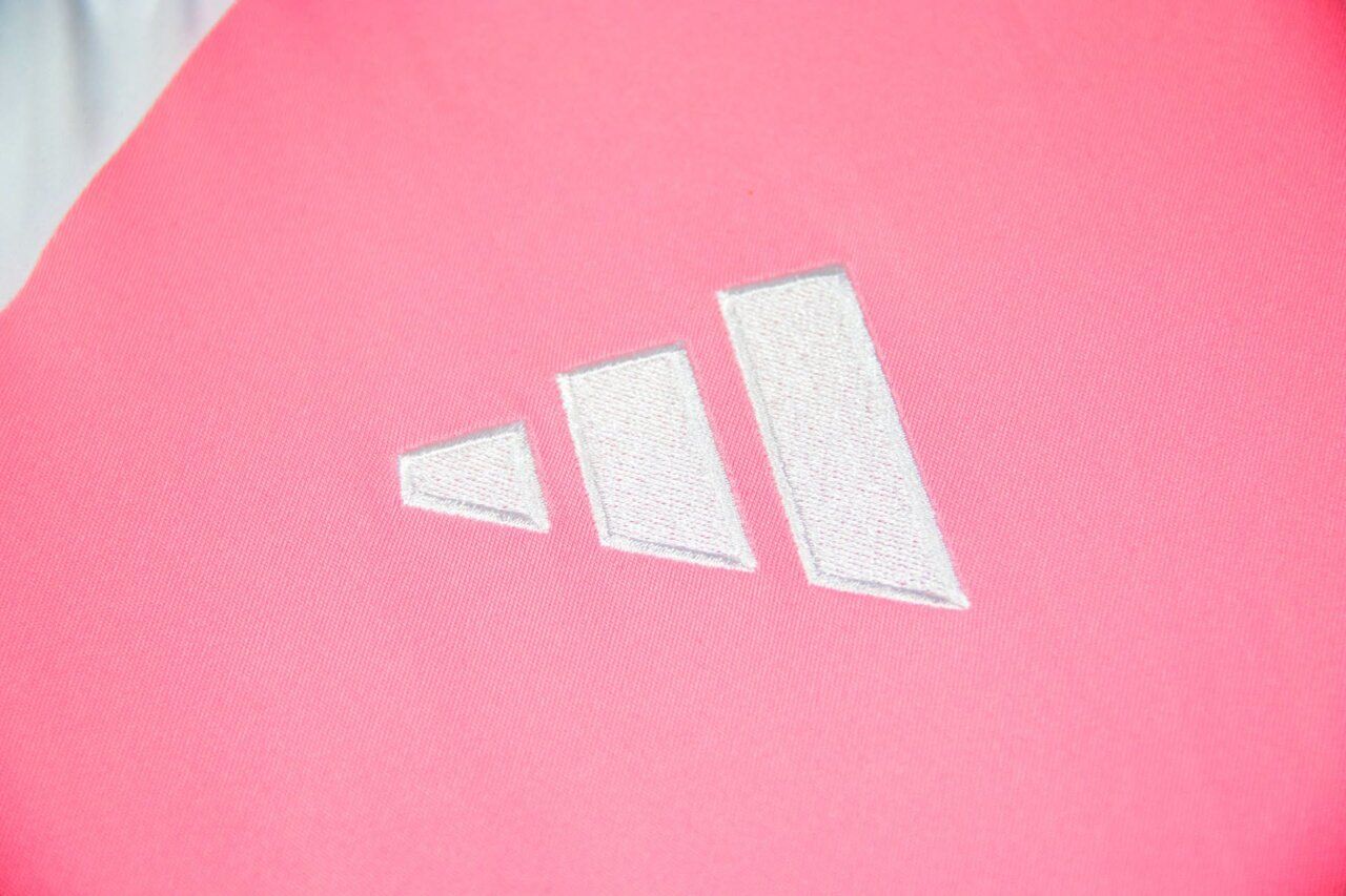 Camiseta rosa de la SD Ponferradina con logo de Adidas
