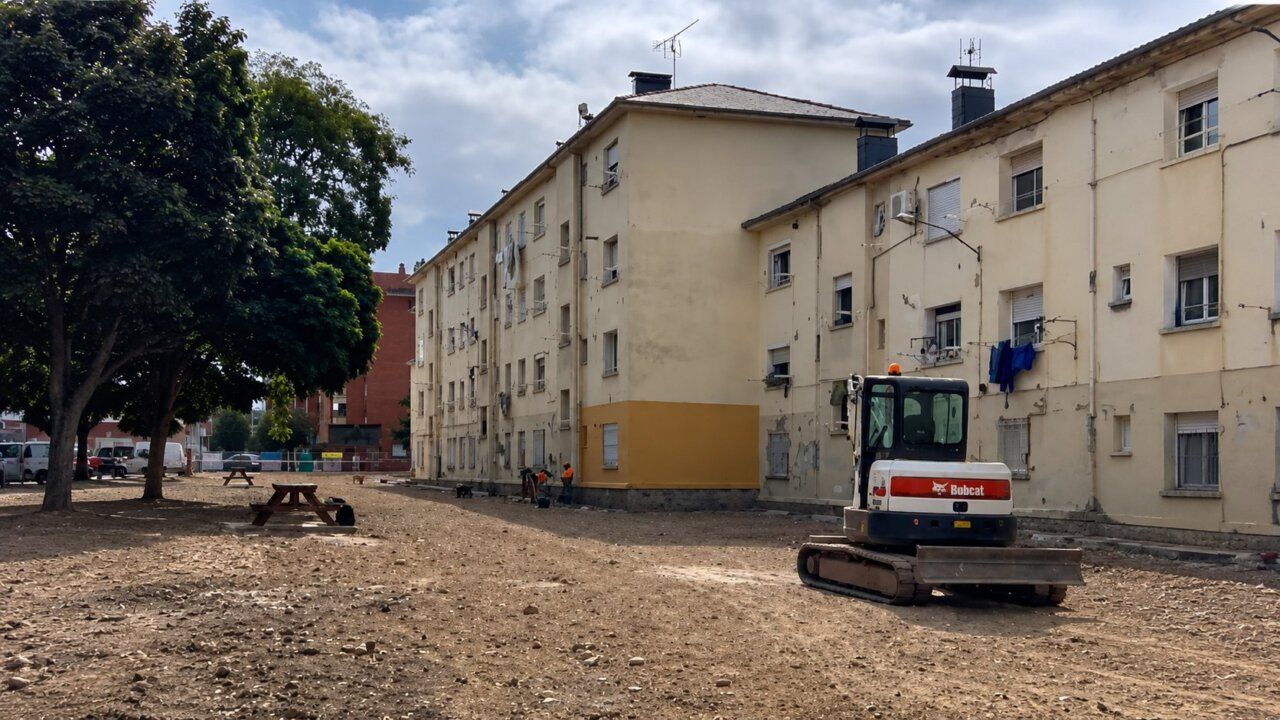 Obras en el entorno de la Minero Siderúrgica de Ponferrada con maquinaria pesada.