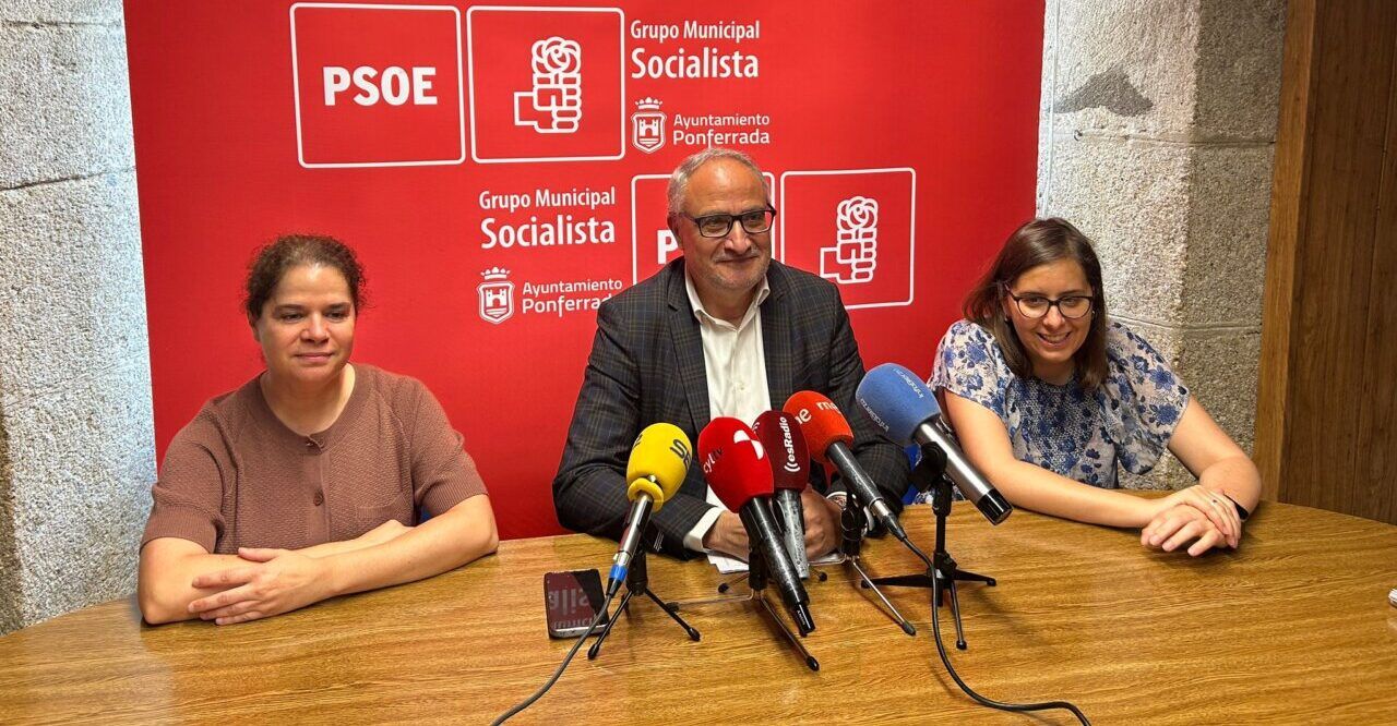 Olegario Ramón y miembros del PSOE en rueda de prensa sobre negociación política