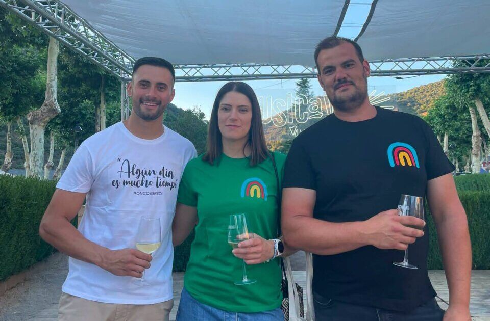 Grupo de jóvenes sosteniendo copas en un evento de Oncobierzo