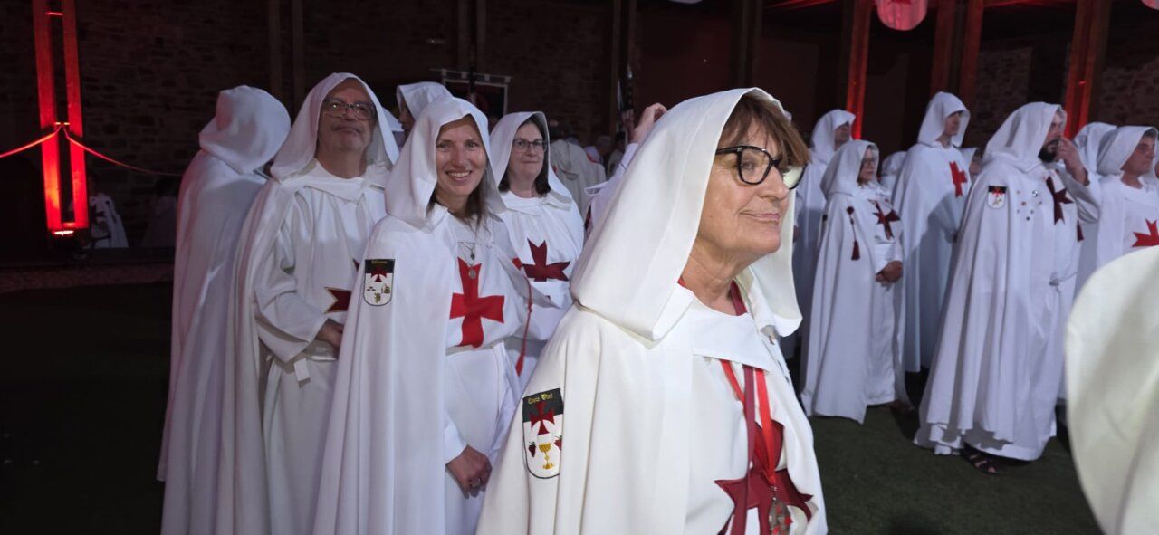 Ceremonia de ordenación templaria con participantes en túnicas blancas