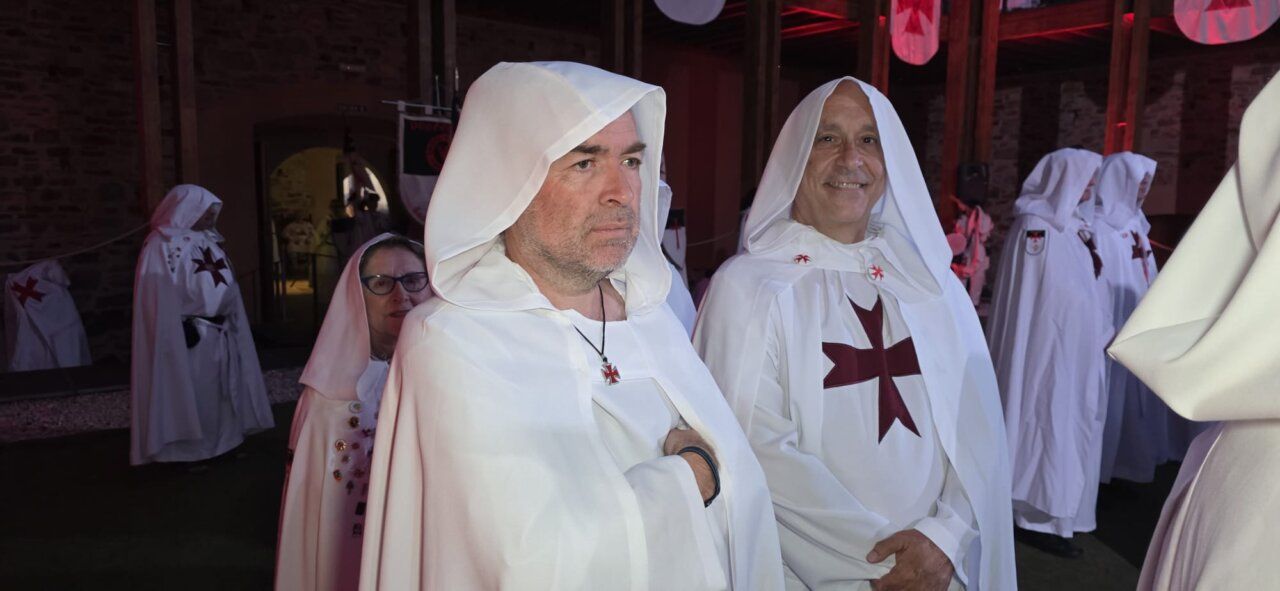 Ceremonia de ordenación templaria con participantes vestidos de blanco