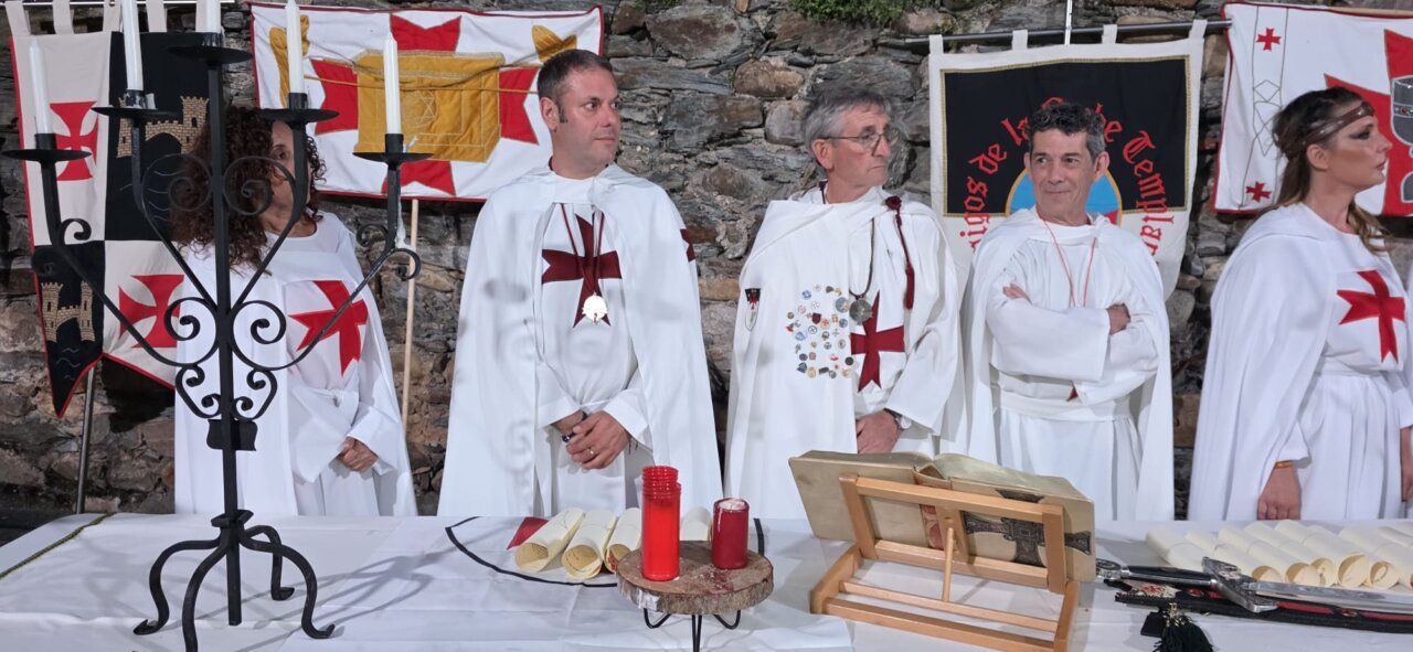 Ceremonia de ordenación templaria con participantes vestidos de blanco