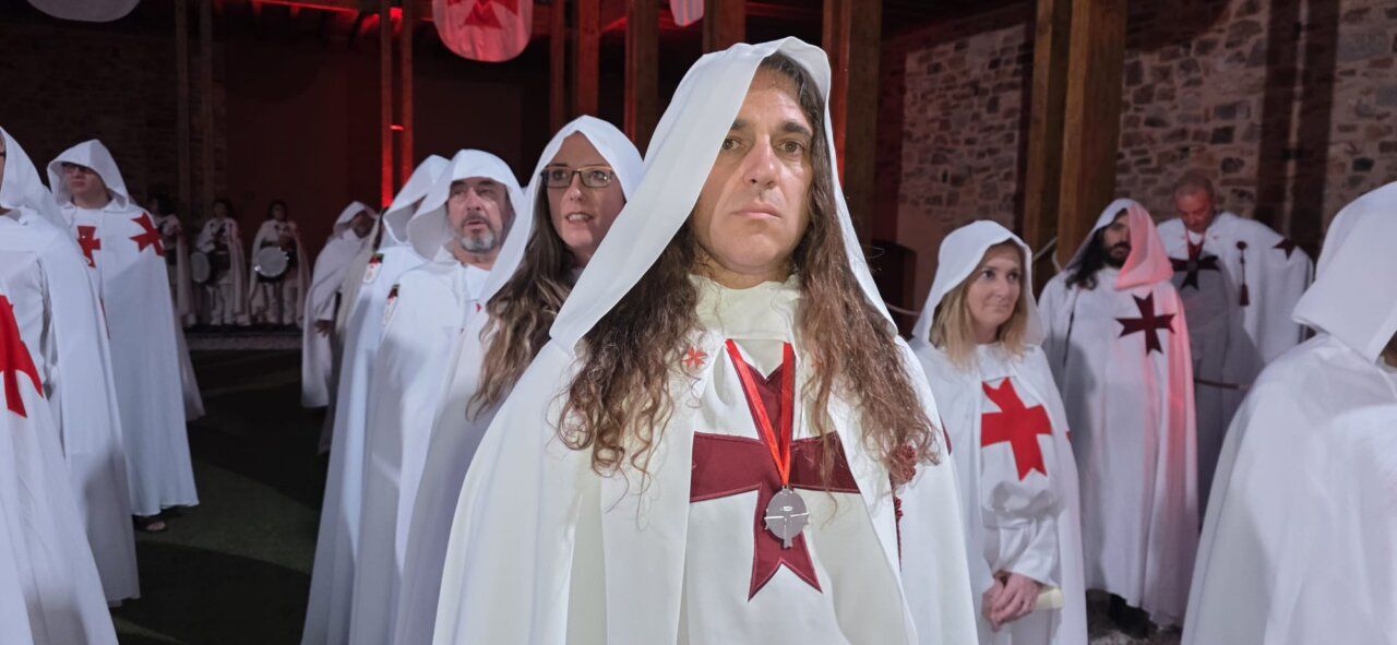 Ceremonia de ordenación templaria con participantes en túnicas blancas