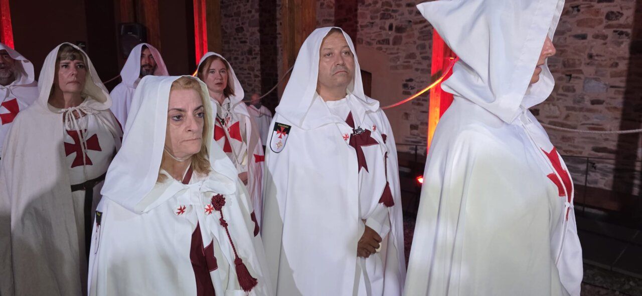 Grupo de personas vestidas con túnicas de templarios en ceremonia