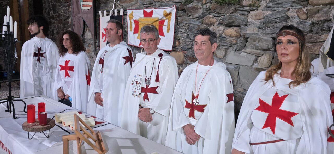 Ceremonia de ordenación templaria con participantes en túnicas blancas