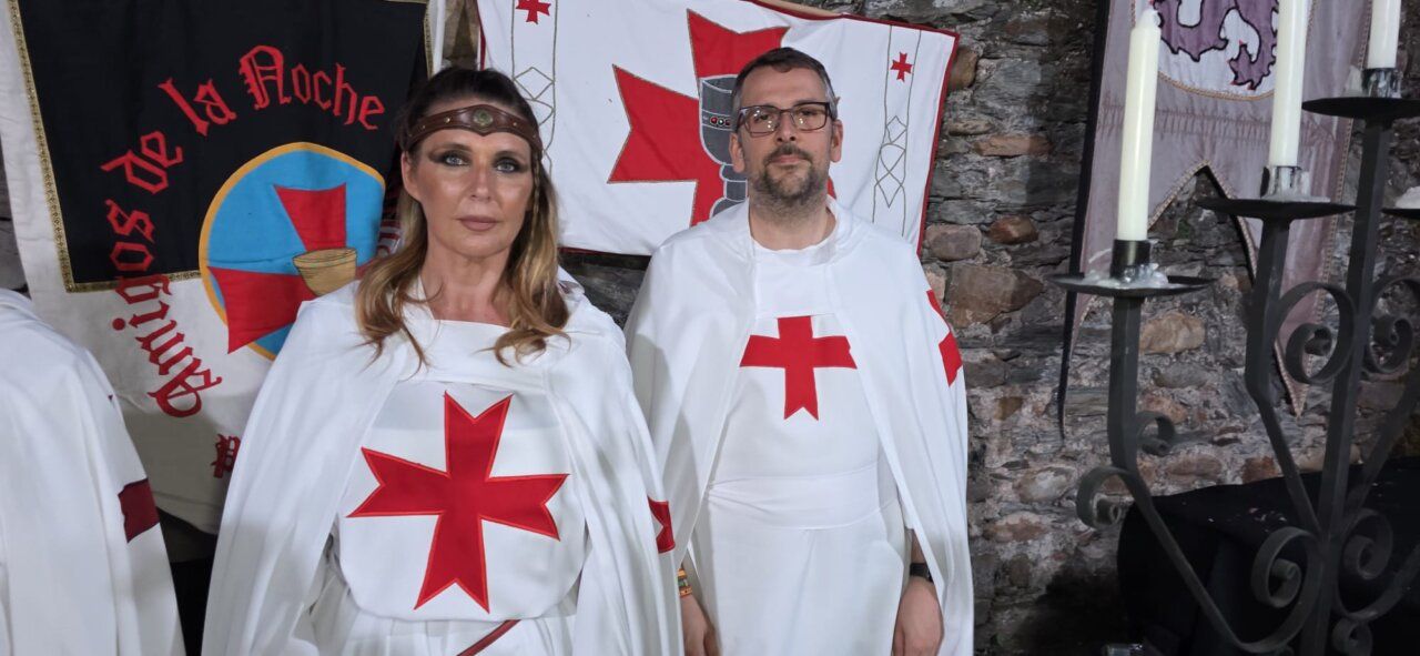 Participantes en una ceremonia de ordenación templaria con vestimenta tradicional.