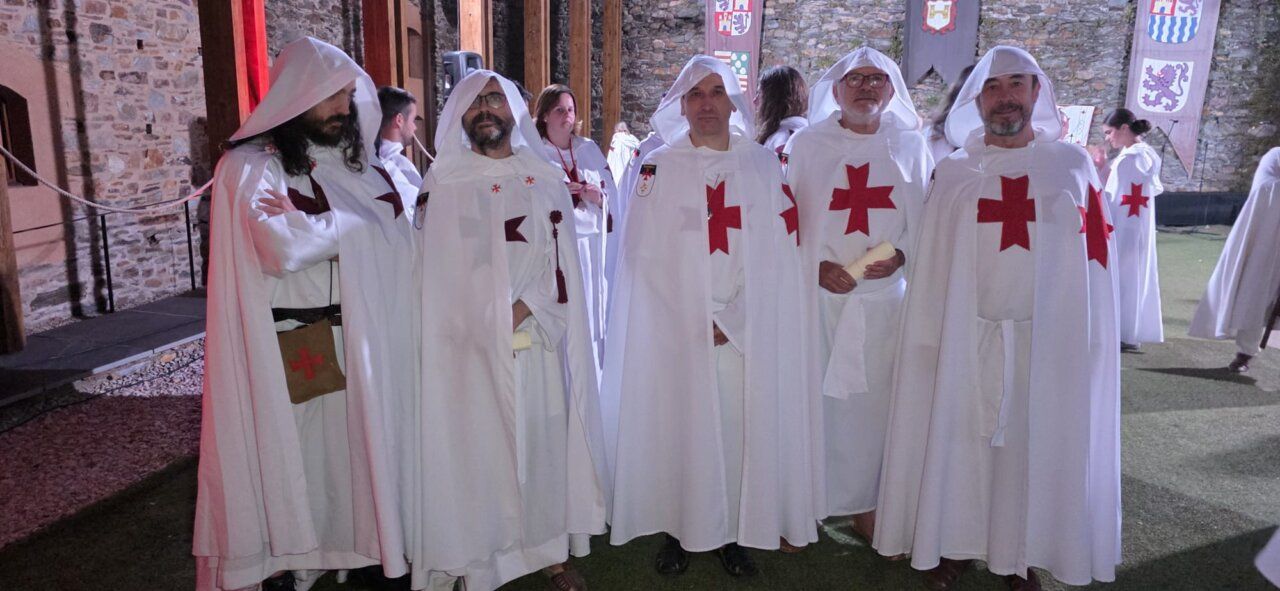 Grupo de personas vestidas con túnicas de templarios en ceremonia