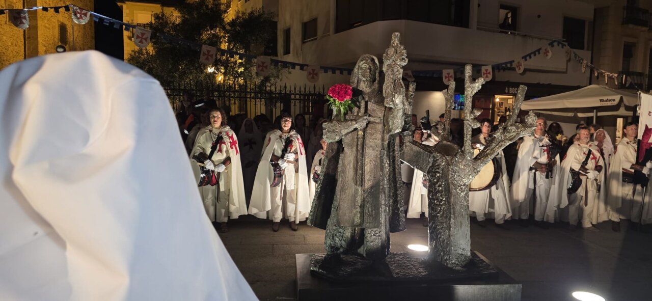 Ceremonia de ordenación templaria con participantes en trajes tradicionales