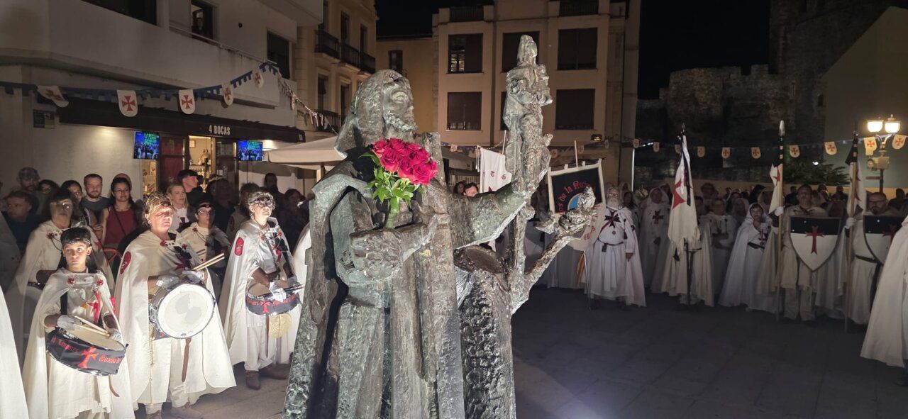 Ceremonia de ordenación templaria con participantes en trajes tradicionales