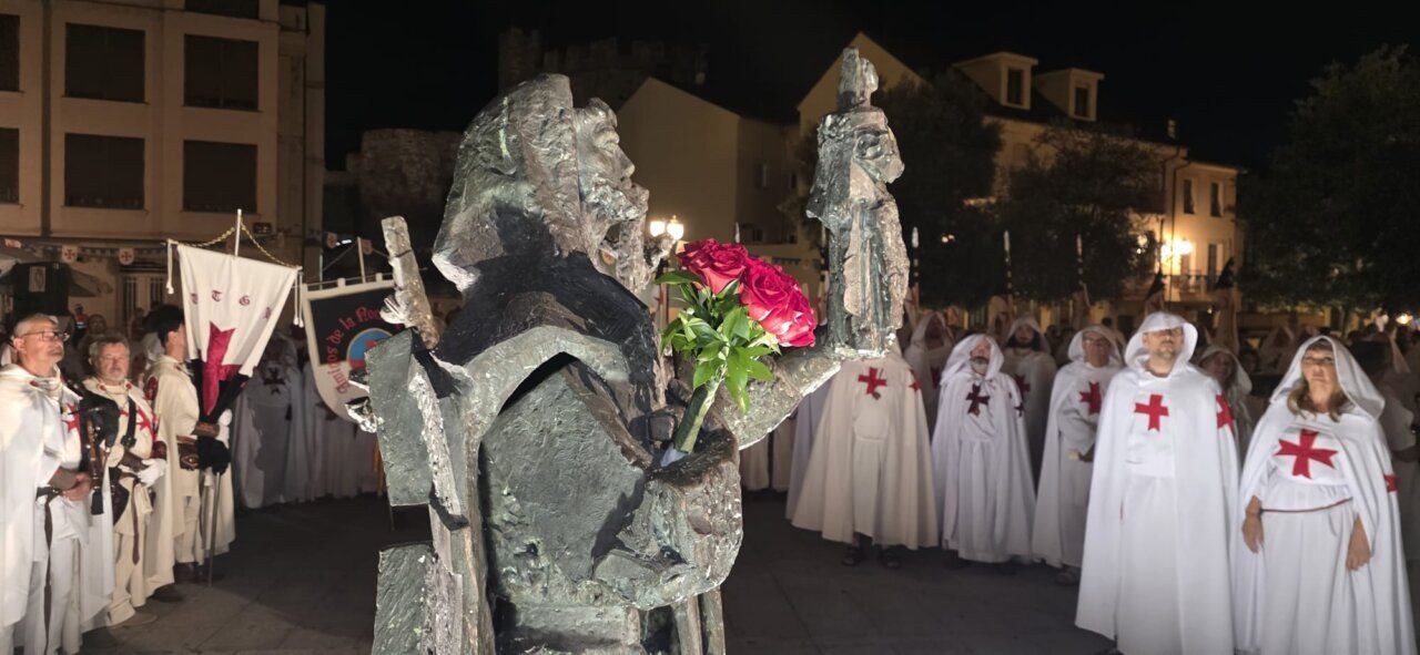 Ceremonia de ordenación templaria con participantes en túnicas blancas