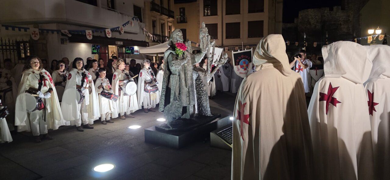 Ceremonia de ordenación templaria con participantes en trajes tradicionales
