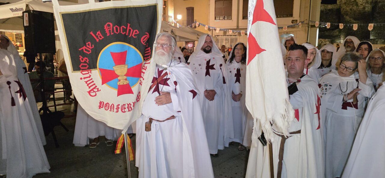 Grupo de personas vestidas con túnicas templarias en una ceremonia