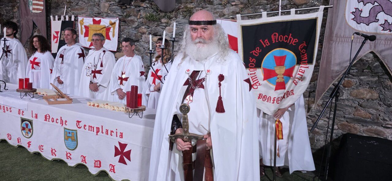Ceremonia de ordenación templaria con participantes en vestimenta tradicional