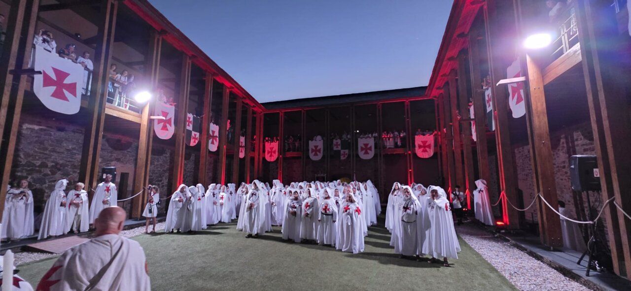 Ceremonia de ordenación templaria con participantes en túnicas blancas