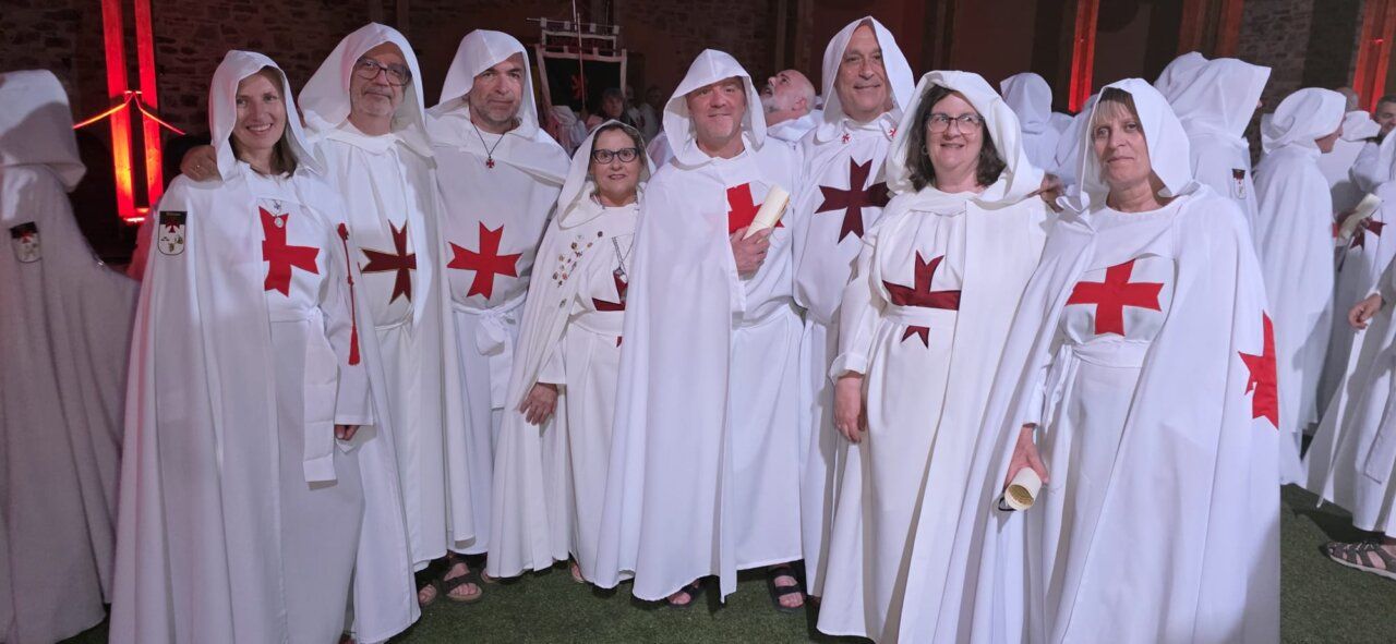 Grupo de personas vestidas con túnicas de templarios en una ceremonia