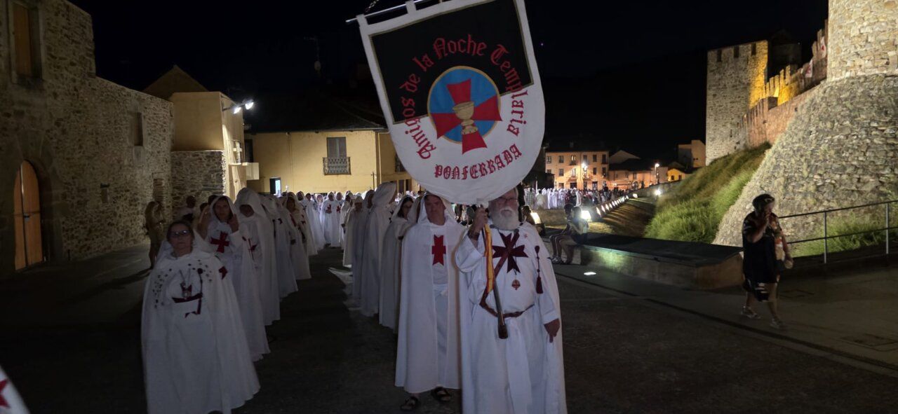 Participantes en la ordenación templaria con vestimenta blanca y cruz roja
