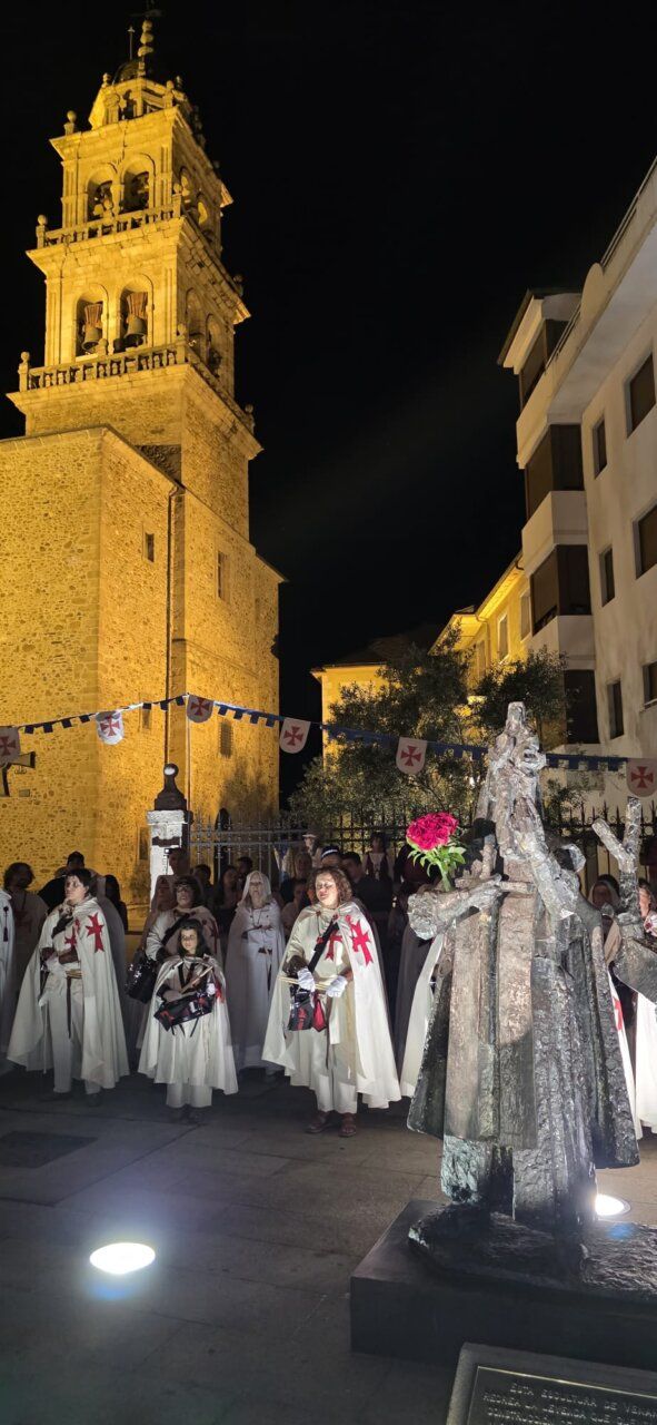 Ceremonia de ordenación templaria con participantes en vestimenta tradicional