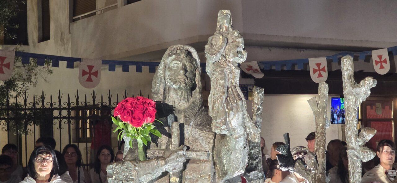 Estatua con rosas en una ceremonia templaria nocturna