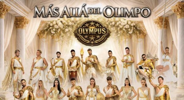 Miembros de la Orquesta Olympus en vestimenta temática de Olimpo