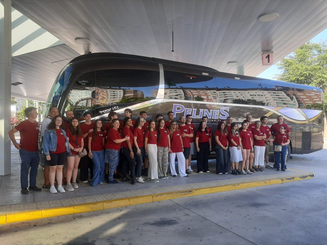 Grupo de la Orquesta Sinfónica de Ponferrada frente a un autobús