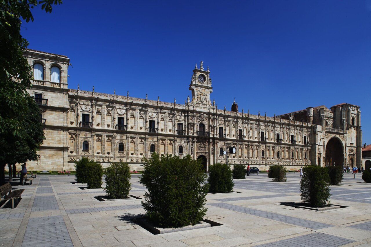 Vista del Parador de San Marcos en León, España, con cielo azul.