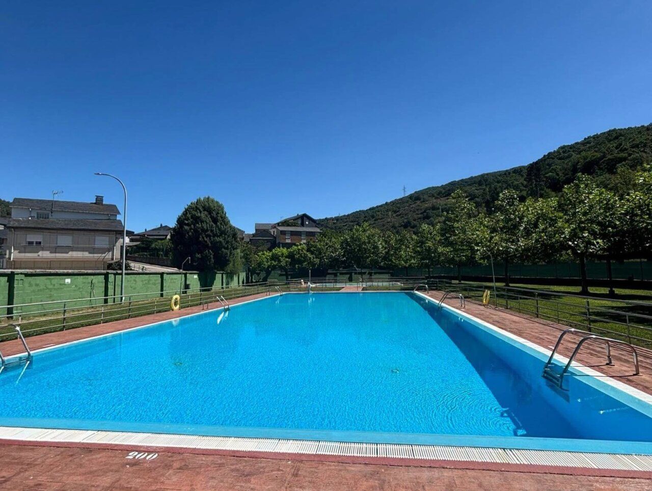 Vista de las piscinas municipales de Toreno y Matarrosa en un día soleado