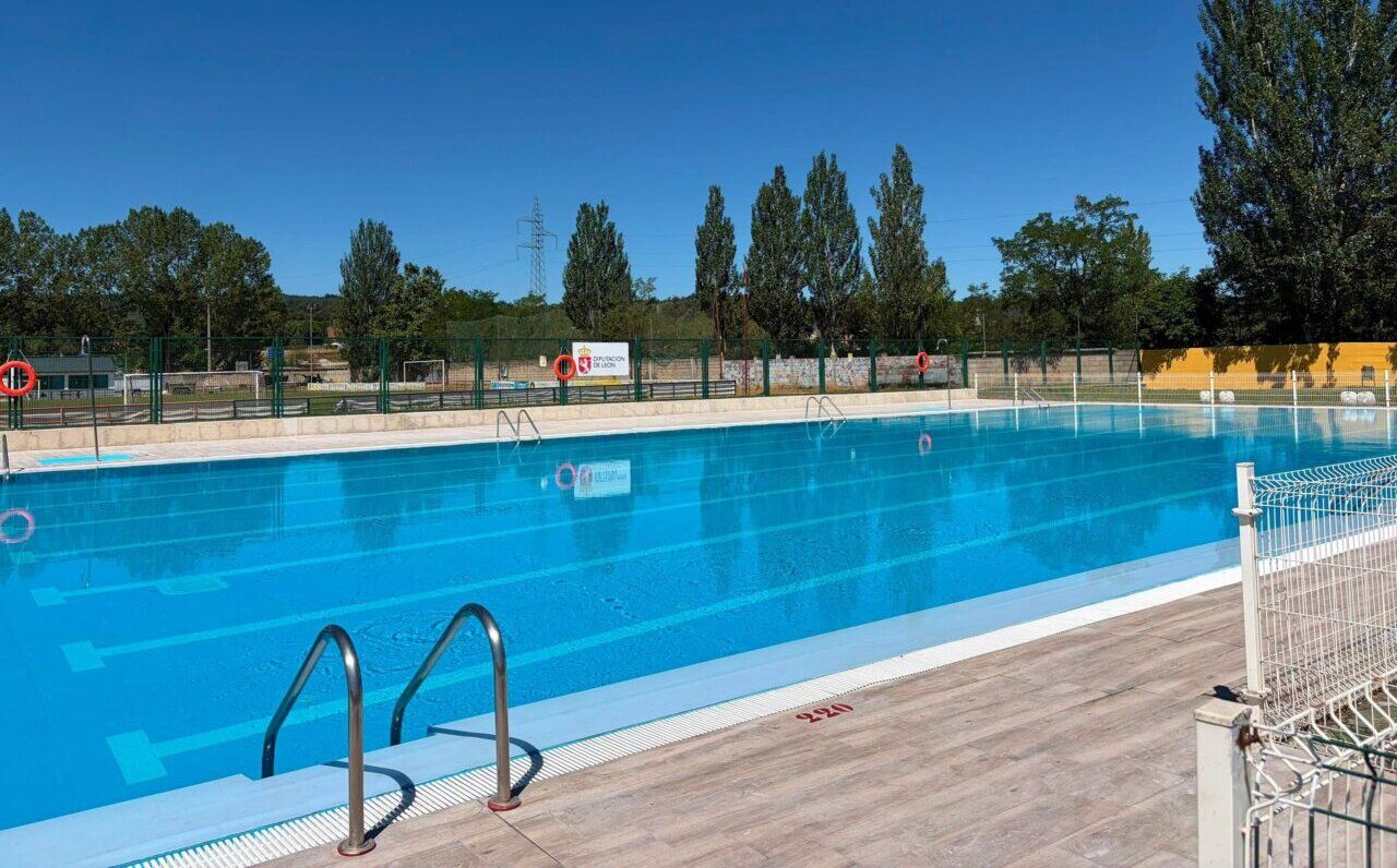 Vista de las piscinas municipales de Toreno y Matarrosa con cielo azul