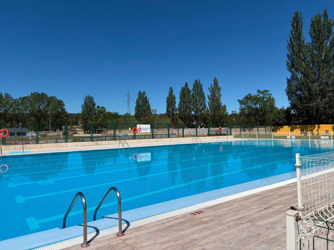 Vista de las piscinas municipales de Toreno y Matarrosa con cielo azul