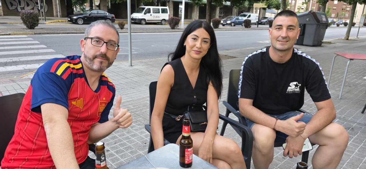 Aficionados en la Plaza Fernando Miranda durante el partido España-Bélgica.