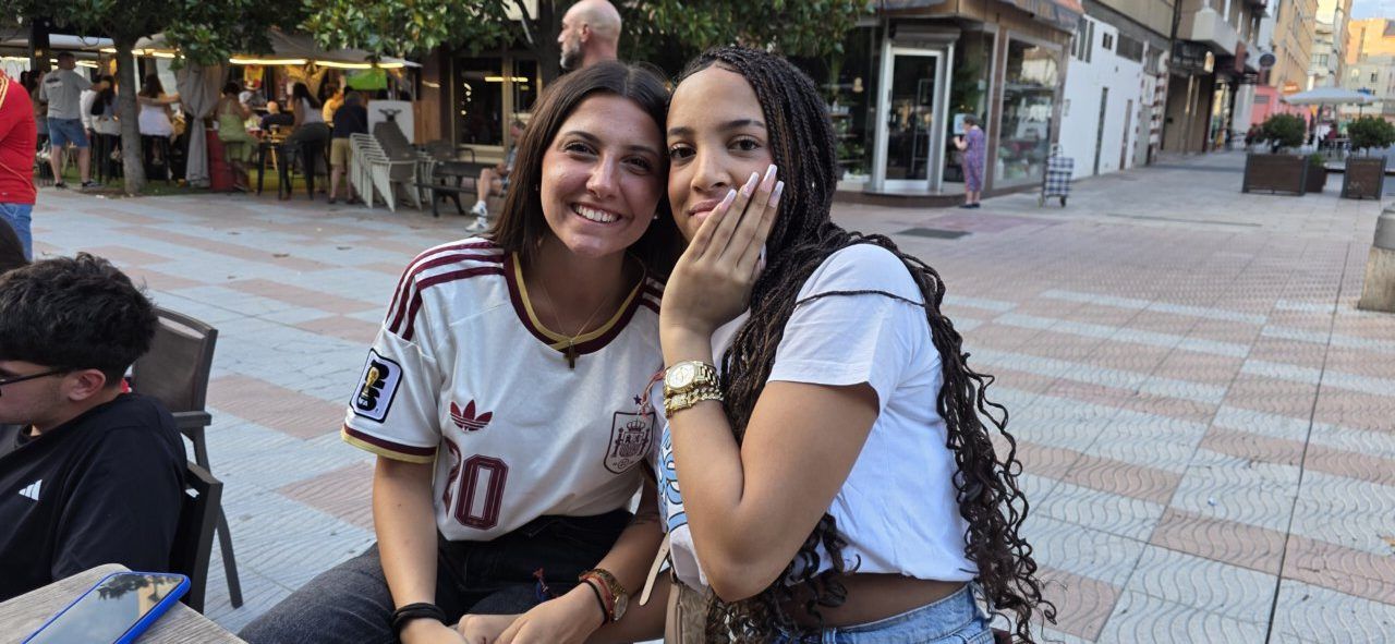 Dos mujeres sonrientes en la Plaza Fernando Miranda durante el partido España-Portugal.