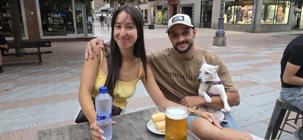 Aficionados en la Plaza Fernando Miranda durante el partido España-Bélgica