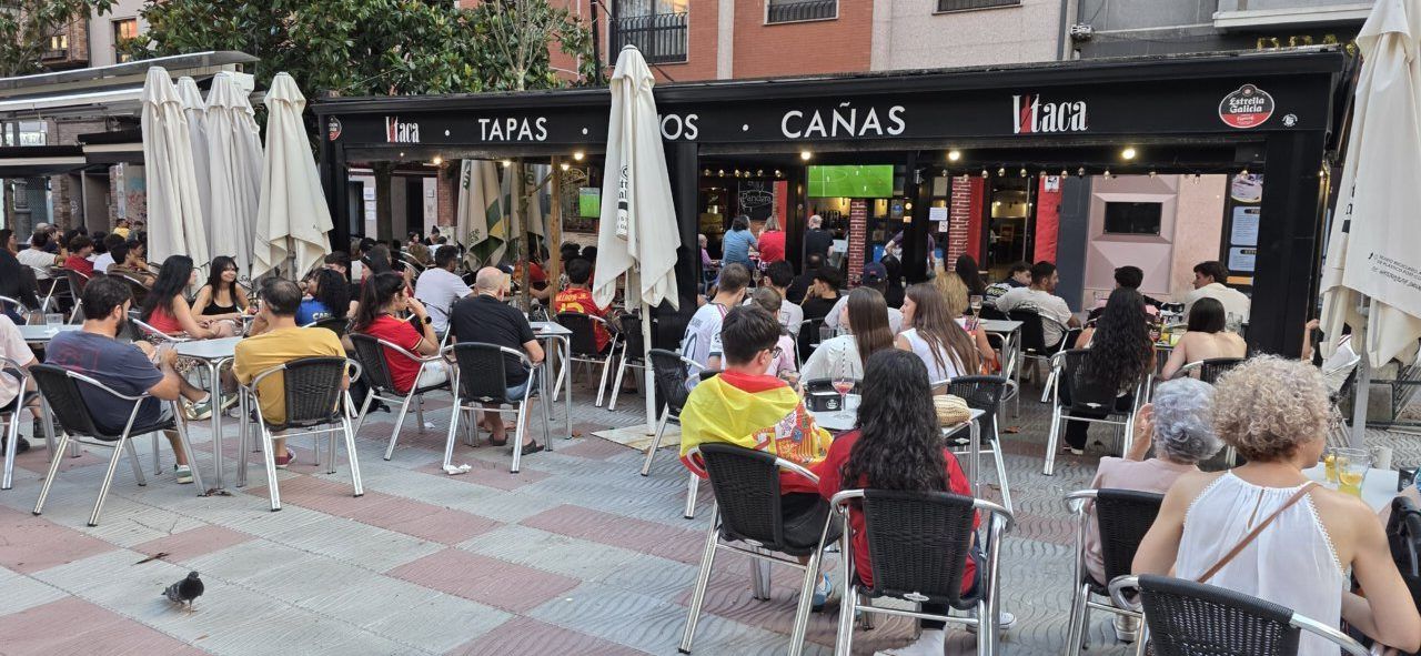 Aficionados en la Plaza Fernando Miranda viendo el partido España-Portugal
