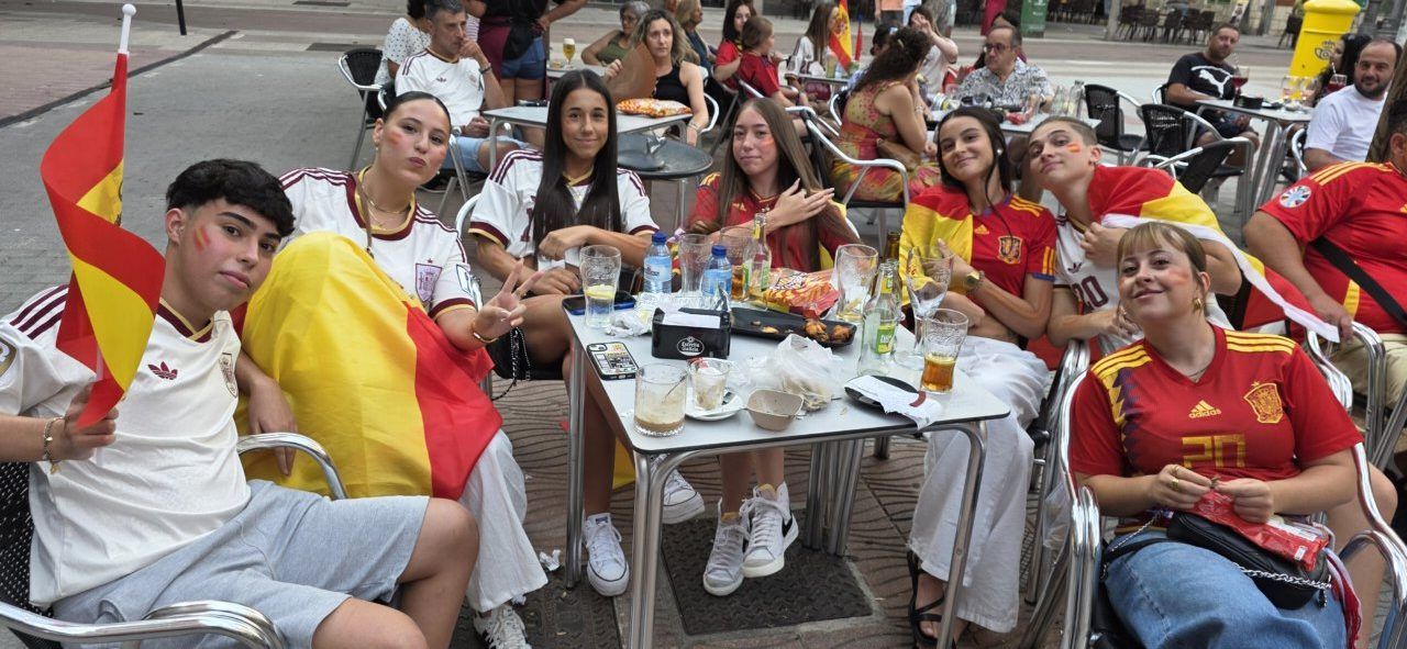 Grupo de jóvenes celebrando la final del Mundial en Ponferrada