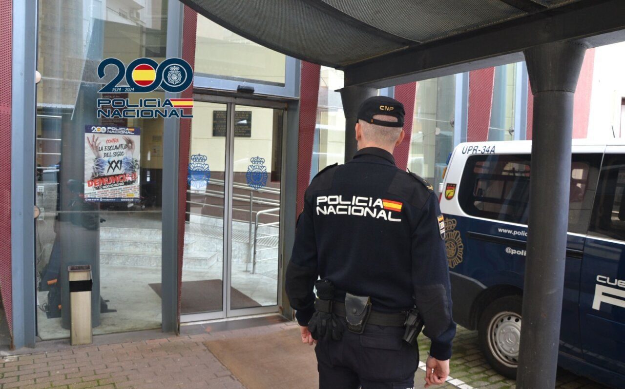 Agente de la Policía Nacional frente a comisaría en León