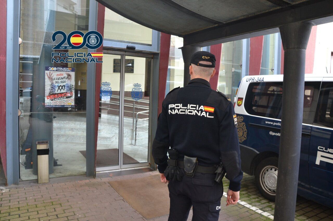Agente de la Policía Nacional frente a comisaría en León
