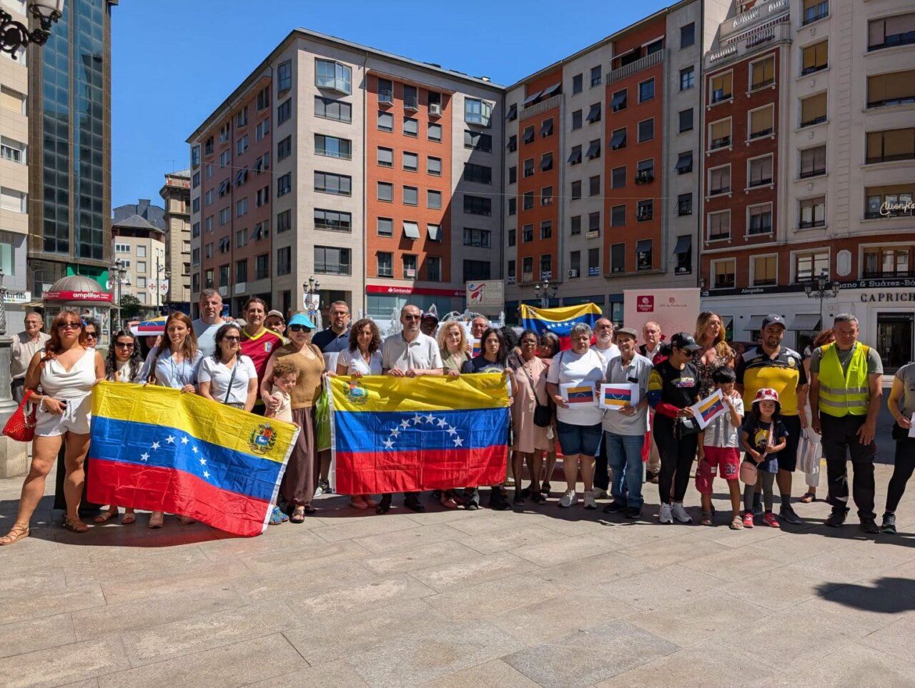 Concentración solidaria en Ponferrada con banderas de Venezuela