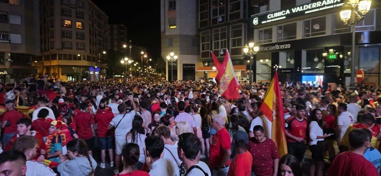 Multitud de aficionados celebrando la victoria de España en Ponferrada