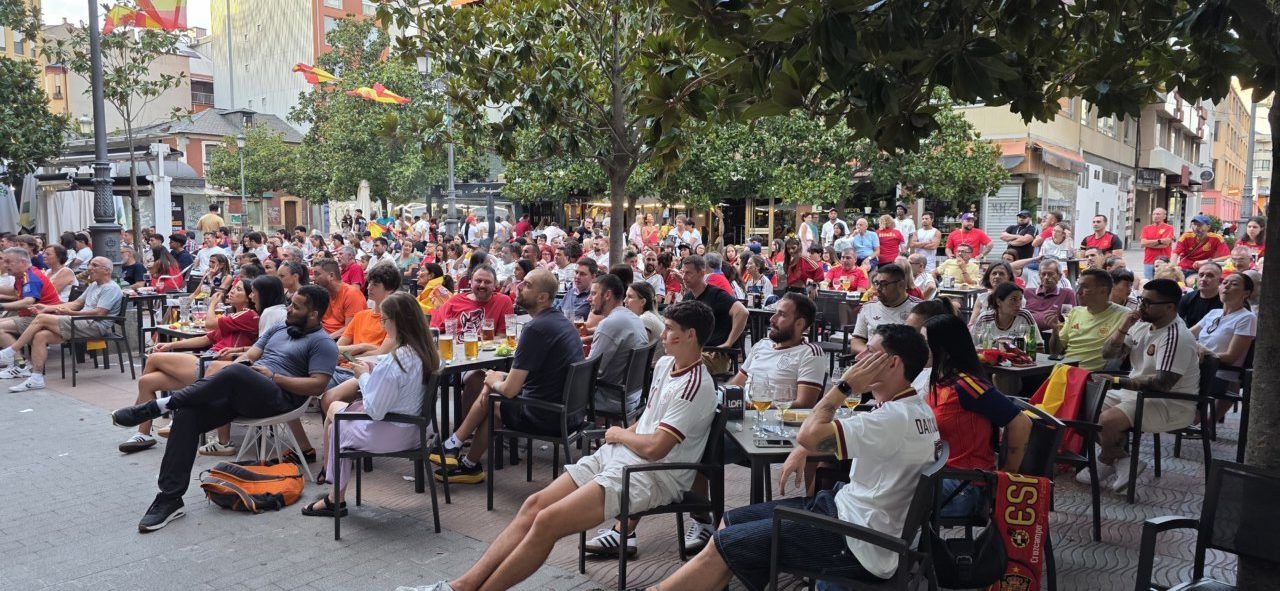Aficionados en un bar de Ponferrada viendo la final del Mundial