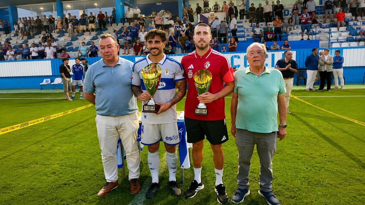 Jugadores de la SD Ponferradina y Real Oviedo con trofeos tras el amistoso